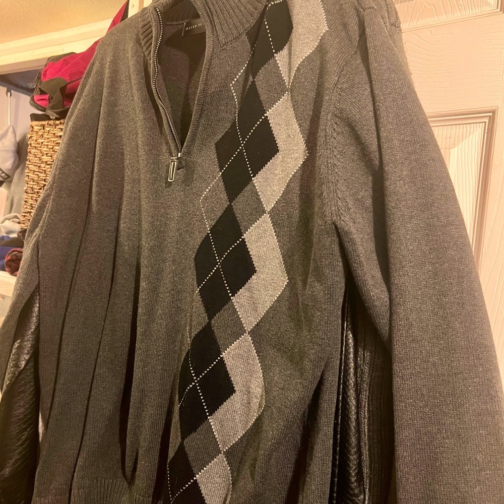 I’m selling a new without tags Oscar De LA RENTA sweater.